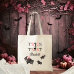 Bolsa Tote Arcos Coqueteiros Cute Trick ou Tratem Halloween<br><div class="desc">Trio de morcegos bonitos "Trick or Tratat" "Happy Halloween" com um casal de arcos cor-de-rosa,  design cor-de-rosa,  cinza e preto. Design composto por Designs Holiday Hearts.</div>