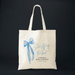 Bolsa Tote Arrebol Laço Azul Ela Está Casando Chuveiro de Noi<br><div class="desc">Apresentando a Bolsa de Mãos para Chuveiro de Noiva "Blush Blue Bow She's Tying the Knot" - a lembrança perfeita para celebrar a noiva! Esta bolsa de mãos elegante apresenta um fundo rosa com um belo design de laço azul, adicionando um toque de sofisticação a qualquer chuveiro de noiva. Feita...</div>