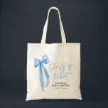 Bolsa Tote Arrebol Laço Azul Ela Está Casando Chuveiro de Noi<br><div class="desc">Apresentando a Bolsa de Mãos para Chuveiro de Noiva "Blush Blue Bow She's Tying the Knot" - a lembrança perfeita para celebrar a noiva! Esta bolsa de mãos elegante apresenta um fundo rosa com um belo design de laço azul, adicionando um toque de sofisticação a qualquer chuveiro de noiva. Feita...</div>