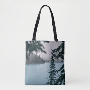 BOLSA TOTE ÁRVORE DE CABEÇA VERDE PERTO DO CORPO DE ÁGUA