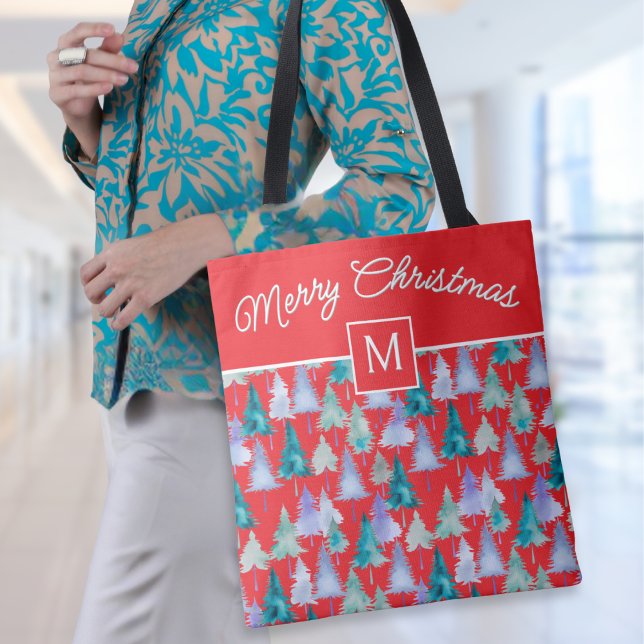 Bolsa Tote Árvores De Natal De Cor Válida Festiva Monograma (A stylish red tote bag with Merry Christmas words, monogram initial and festive pine trees pattern)