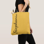 Bolsa Tote Aspen Yellow Simple Plath Name<br><div class="desc">Esta tendência de um saco de tote personalizado amarelo-dourado e preto apresenta sua escolha de fundo colorido e nome na tipografia moderna jumbo. O nome só está de um lado para o caso de se desejar privacidade. Um presente elegante para membros da sua festa noiva. Todos os Direitos Reservados ©...</div>