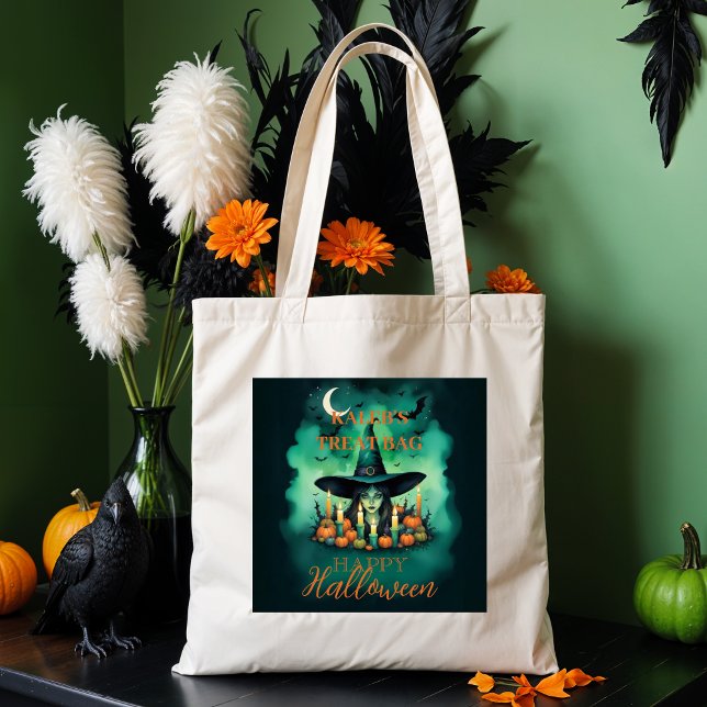 Bolsa Tote Attractive & Mystical Halloween Witch Conjures Enc (Attractive & Mystical Halloween Witch Conjures Enchanting Spells Amid Glowing Candles Tote Bags.)