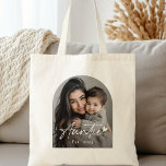 Bolsa Tote Auntie No último ano escrito manuscrito coração<br><div class="desc">Saco com o texto "tia" em uma fonte de script de estilo manuscrito com um pouco de coração no final e no ano abaixo como uma sobreposição sobre sua foto personalizada.</div>