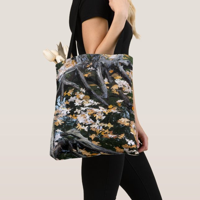 Bolsa Tote Autumn Otter Pond de Folhas (Close Up)