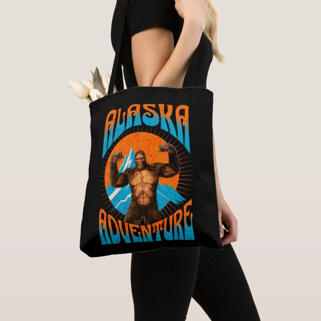 Bolsa Tote Aventura Retro Sasquatch na Montanha do Alasca (Close Up)
