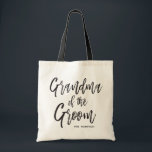 Bolsa Tote Avó do casamento feito sob encomenda do estilo do<br><div class="desc">Faça a avó do acréscimo da sensação do noivo apreciado com esta sacola conhecida feita sob encomenda especial do estilo das canvas.

Caracteriza as palavras "avó do noivo" em um texto elegante do estilo do roteiro. Debaixo disto é um ponto para suas nome ou iniciais.</div>