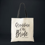 Bolsa Tote Avó do casamento feito sob encomenda do estilo do<br><div class="desc">Faça a irmã do acréscimo da sensação da avó apreciado com esta sacola conhecida feita sob encomenda especial do estilo das canvas.

Caracteriza as palavras "avó da noiva" em um texto elegante do estilo do roteiro. Debaixo disto é um ponto para suas nome ou iniciais.</div>
