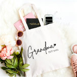 Bolsa Tote Avó minimalista EST 2025 Tote Bag | Nova avó<br><div class="desc">Celebre a excitante jornada para a avó com este chic e o mínimo "vovó EST 2025" na bolsa de tote. Projetado em escrituras modernas com um doce detalhe cardíaco, é um presente na moda e funcional para qualquer avó recentemente promovida. Seja para uma revelação de gravidez, chá de fraldas ou...</div>