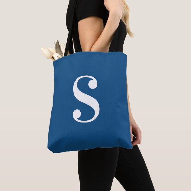 Bolsa Tote Azul Escuro Mínimo com Monograma Branco Grande (Close Up)