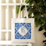 Bolsa Tote Azulejo Talavera azul antigo monogramado<br><div class="desc">Azulejo Talavera azul Mediterrâneo antigo e azulejos brancos monogramados bolsa presentes para madrinhas presentes para festa de casamento presentes para ela</div>