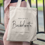 Bolsa Tote Bachelorette | Bridesmaid de Script Minimalista Mo<br><div class="desc">Este design personalizado de Festa de solteira apresenta uma tipografia escrita à mão. Você pode personalizar facilmente o nome da noiva,  a data,  o nome do bridemaid ou a sua mensagem personalizada! O perfeito acessório elegante para um fim de semana de festa de solteira ou solteira!</div>