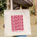 Bolsa Tote Bachelorette Personalizada do Retro Rosa Magenta B<br><div class="desc">Este saco de tote de vassoura magenta personalizado é perfeito para a noiva a ser ou para qualquer dama de honra! É uma maneira excelente de mostrar seu apoio e deixá-los saber que estão lá para eles durante o dia especial. O saco de tote é feito de material resistente e...</div>