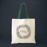 Bolsa Tote Bag de Boas-vindas da Bridesmaid Personalizada<br><div class="desc">Morangos primavera na coroa floral em um saco de tote de damas de honra personalizado. Tipo de letra elegante num monograma.</div>
