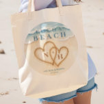 Bolsa Tote Bag de boas-vindas do Casamento de praia em Waterc<br><div class="desc">Bag de boas-vindas do Casamento de praia em Watercolor | Sand Hearts Design de Destino Bem-vindos aos seus hóspedes em estilo litoral com esta bolsa de casamento de praia em aquarela. Com corações românticos desenhados na areia e ondas suaves do oceano, este saco personalizado é perfeito para casamentos de destino,...</div>