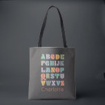 Bolsa Tote Bag de Totas de Nome Personalizado do Alfabeto ABC<br><div class="desc">Um design alfabético colorido e retrô que pode ser personalizado para uma criança. Inspirado por letras retrorreflectoras e design boho,  este cobrir pode ser personalizado com um nome,  monograma ou outro texto. Cores neutras em termos de gênero; púrpura,  verde,  laranja,  amarela,  lacre,  turquesa,  cinza,  castanho,  creme.</div>