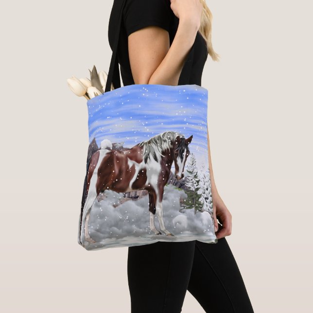 Bolsa Tote Baía e White Tobiano Paint Horse em neve (Close Up)