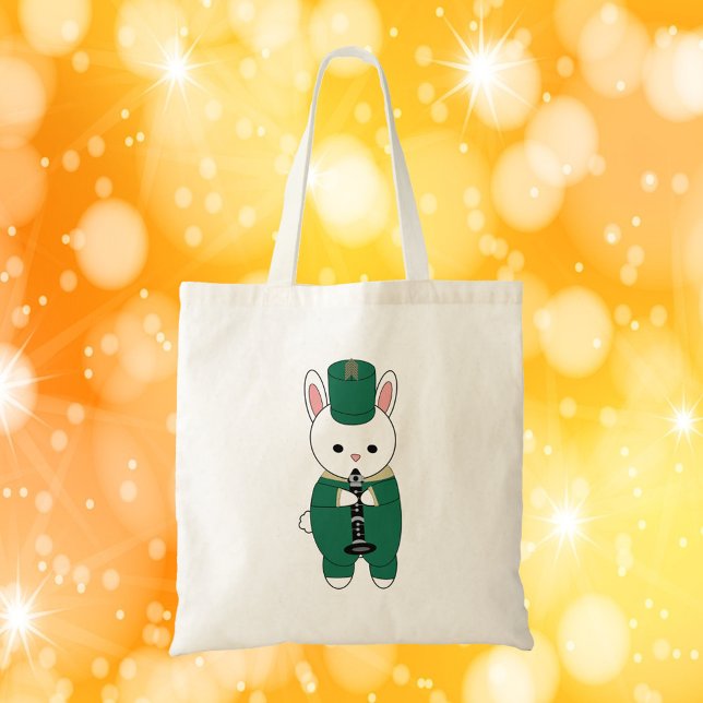 Bolsa Tote Banda Clarinet Coelho Marchante Dourado (A tote bag of a bunny playing the clarinet while wearing a green and white marching band uniform.)