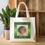 Bolsa Tote Bandas Retroativas - Verde Natal - Foto Simples<br><div class="desc">Sombras de padrão de faixa verde com uma área de texto simples para um nome e data. Adicione seu instantâneo de selfie ou família favorito. Use uma foto para criar este presente de fotos pessoal e exclusivo. O plano de fundo inclui um padrão de faixa retrorreflectora com uma atualização moderna...</div>