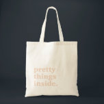 Bolsa Tote Bandeja de Troca de Favoritos do Chá de panela Ret<br><div class="desc">Nossa bolsa de presentes com letras retrógradas - uma bela maneira de compartilhar presentes ou favoritos para festas com convidados no seu chá de panela de verão. Este item faz parte da nossa coleção de casamento Annie A115,  visite nossa loja para ver os itens coordenadores.</div>