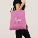 Bolsa Tote Barra de Ferramentas Monograma de Script Branco Co<br><div class="desc">Tote Bag Monograma com Script Branco Cor-de-Rosa, Cuta, com uma elegante disposição de nome (em branco) e monograma inicial (em rosa quente) num fundo rosa bonito. O saco é fácil de personalizar digitando o nome e a inicial de sua escolha no modelo de personalização on-line antes de fazer o pedido....</div>