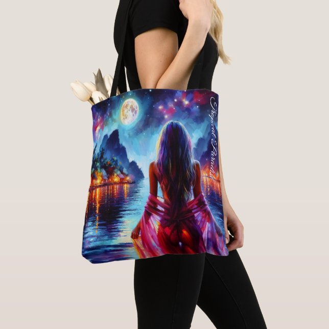 Bolsa Tote Beautiful girl watching glowing night water (Close Up)