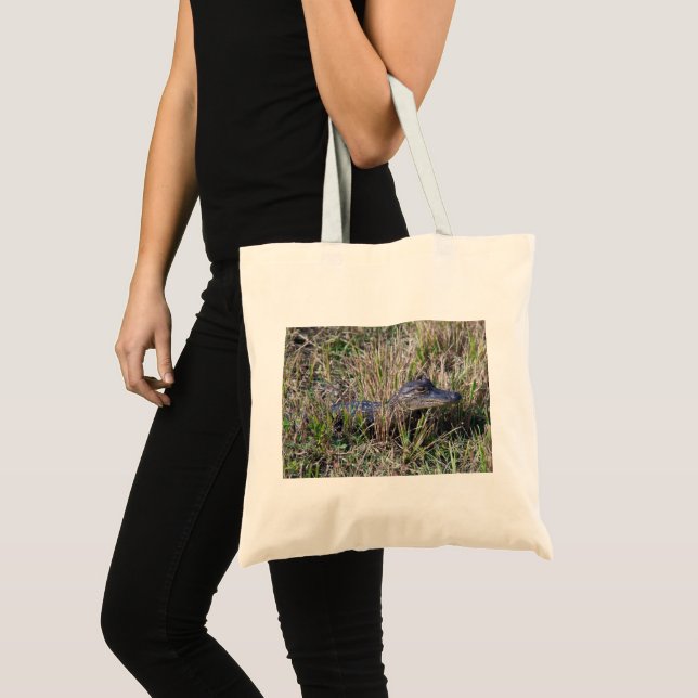 Bolsa Tote Bebê Jacaré Descansando na Grama do Pântano da Fló (Frente (produto))