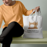 Bolsa Tote Beige Sand Vintage Sewing Machine Seamstress<br><div class="desc">Saco de orçamento elegante para alfaiates,  costureiras,  designers de moda,  estilistas e muito mais apresentando uma ilustração de máquina de costura de safra em cor de areia bege com duas linhas de texto personalizado em branco. A cor da máquina de costura é editável!</div>