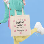 Bolsa Tote Beija A Festa de solteira De Adeus<br><div class="desc">Esta festa de despedida de solteira divertida e flerta é perfeita para qualquer festa de noiva e noiva que comemore o próximo grande dia! A bolsa apresenta uma seleção de lábios cor-de-rosa com as palavras "Beije a Miss Adeus", o nome da noiva e a data. É perfeito para qualquer festa...</div>