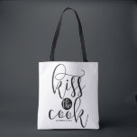 Bolsa Tote Beija O Script Moderno Cook Personalizado<br><div class="desc">Saco de tote moderno e personalizável com caligrafia e padrão de bolinhas modernos. Personalize esta bolsa de tote adicionando um nome ou uma frase curta. Esta bolsa de tote de aspas será perfeita como presente. Beije o cozinheiro!</div>
