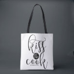 Bolsa Tote Beija O Script Moderno Cook Personalizado<br><div class="desc">Saco de tote moderno e personalizável com caligrafia e padrão de bolinhas modernos. Personalize esta bolsa de tote adicionando um nome ou uma frase curta. Esta bolsa de tote de aspas será perfeita como presente. Beije o cozinheiro!</div>