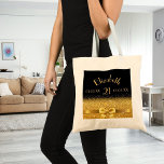 Bolsa Tote Belo monograma de ouro preto de aniversário<br><div class="desc">Elegante,  clássico,  glamouroso e feminino. Um arco de cor dourada com brilho e brilho de ouro,  um pouco de brilho e luxo para um aniversário de 21 anos. Fundo preto. Modelos pelo seu nome,  idade 21,  data de nascimento e data de aniversário.</div>