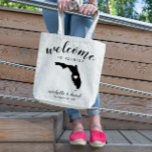 Bolsa Tote Bem-vindo à Flórida | Casamento Estadual Silhouett<br><div class="desc">Dar as boas-vindas aos seus convidados ao seu casamento na Flórida com um cheio de lanches e guloseimas personalizadas com o estado onde você vai se casar e os nomes da noiva e do noivo e a data do casamento. Design apresenta "bem-vindo" no moderno roteiro de caligrafia manuscrito, juntamente com...</div>