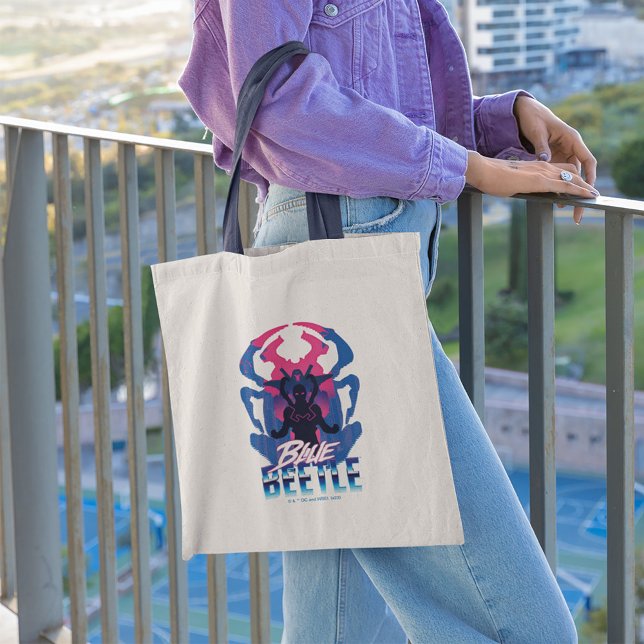 Bolsa Tote Besouro Azul Retrowave Versus Gráfico (Person carrying tote bag)