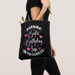 Bolsa Tote Bestie Birthday Trip In Progress Friends Heart<br><div class="desc">Atenção Bestie Aniversário Trip In Progress Heart design é um presente perfeito para um melhor amigo,  amigos,  BFF,  irmã e amigos gêmeos. Engraçado Citação de Bestie e Aniversário,  Viagem de Férias,  Camping e Viagens.</div>