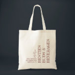 Bolsa Tote Besties Girls Trip Personalizado Brown<br><div class="desc">Brown Mahogany Tan "Besties Buds & Bebidas" personalizou o saco de tote com nome, data, destino de fim de semana e citação de texto editável divertida, impresso verticalmente e em diferentes direções em um estilo de tipografia de tendência de boho. Perfeito como um momento de manutenção ou um favor prático...</div>