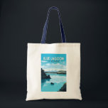 Bolsa Tote Blue Lagoon Islândia Viagem Art Vintage<br><div class="desc">Lagoa Azul,  design de arte vetorial da Islândia. A Lagoa Azul é uma spa geotérmica no sudoeste da Islândia. A spa está localizada num campo de lava perto de Grindavík e em frente ao Monte Þorbjörn,  na Península de Reykjanes.</div>