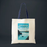 Bolsa Tote Blue Lagoon Islândia Viagem Art Vintage<br><div class="desc">Lagoa Azul,  design de arte vetorial da Islândia. A Lagoa Azul é uma spa geotérmica no sudoeste da Islândia. A spa está localizada num campo de lava perto de Grindavík e em frente ao Monte Þorbjörn,  na Península de Reykjanes.</div>