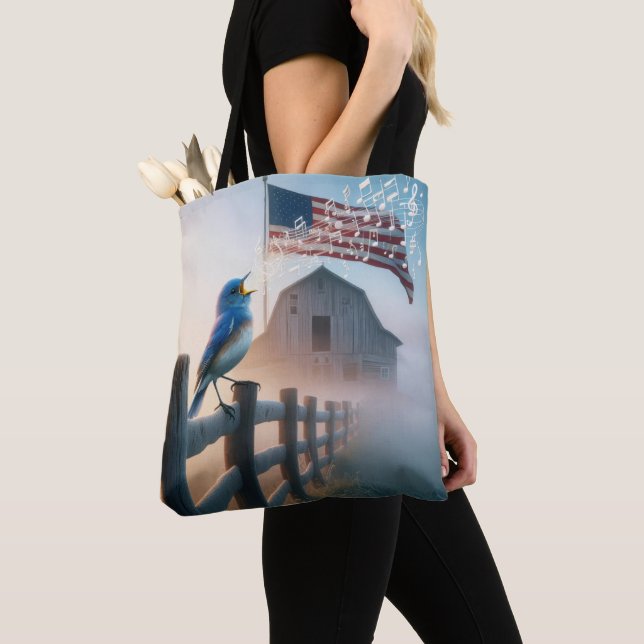 Bolsa Tote Bluebird Cantando Em Mist Com Bandeira Americana (Close Up)