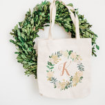 Bolsa Tote Blush Greenery Floral Wreath Bridesmaid inicial<br><div class="desc">O design de saco de tota personalizado apresenta um monograma inicial enquadrado por uma elegante camada de aquarela floral que inclui o verde pintado com rosas, flores ranunculus e folhas em tons neutros de branco, creme, rosa-pincel, ouro e verde. Faz um presente de excelente para a sua festa de casamento...</div>