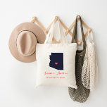 Bolsa Tote Boas-vindas ao arizona Wedding<br><div class="desc">Bem-vindos dos convidados de casamento da cidade com um cheio de lanches e guloseimas personalizadas com o estado onde você vai se casar, com os nomes da noiva e do noivo e a data do casamento. Clique em Personalizar para mover o coração para mostrar qualquer cidade ou local no mapa...</div>