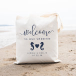 Bolsa Tote Boas-vindas ao Casal de Verão<br><div class="desc">Bem-vindos convidados para o seu casamento de verão ou destino com estas bonitas e modernas sacolas personalizadas. Summery, design costeira apresenta "bem-vindos ao nosso casamento" em um roteiro de caligrafia manuscrito azul marinho, com espaço para personalizar com seus nomes e data. Um par de cavalos marinhos unidos por um coração...</div>