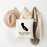 Bolsa Tote Boas-vindas ao Casamento da Califórnia<br><div class="desc">Bem-vindos dos convidados de casamento da cidade com um cheio de lanches e guloseimas personalizadas com o estado onde você vai se casar, com os nomes da noiva e do noivo e a data do casamento. Clique em Personalizar para mover o coração para mostrar qualquer cidade ou local no mapa...</div>