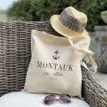 Bolsa Tote Boas-vindas ao Casamento de Destino de Âncora Náut<br><div class="desc">Bem-vindos convidados ao seu casamento de destino com estas mochilas modernas e personalizadas. Design apresenta uma ilustração náutica de âncora em azul marinho escuro com o seu destino de casamento abaixo (mostrado com Montauk, Nova Iorque) em letra serif clássica. Adicione seus nomes em um script cursivo manuscrito, assim como no...</div>
