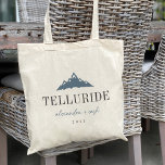 Bolsa Tote Boas-vindas ao Casamento de Destino de Montanha Pi<br><div class="desc">Bem-vindos convidados ao seu casamento de destino vitorioso com estes sacos de tote personalizados e quentes. Design apresenta uma ilustração dos picos da montanha de neve em azul com seu destino de casamento embaixo (mostrado com Telluride, Colorado) em letra serif clássica. Adicione seus nomes em um script cursivo manuscrito, assim...</div>