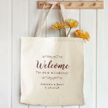 Bolsa Tote Boas-vindas ao Hotel Guest Favor Burgundy<br><div class="desc">Um clássico e elegante saco de favoritos para convidados de casamento apresenta um design de chic em vermelho clássico de burgundy em um fundo transparente que mostra o material de fundo e a cor natural. Este design moderno simples fornece sofisticação eterno e clássica. Personalize os nomes do casal e da...</div>