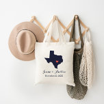 Bolsa Tote Boas-vindas ao Texas Wedding<br><div class="desc">Bem-vindos dos convidados de casamento da cidade com um cheio de lanches e guloseimas personalizadas com o estado onde você vai se casar, com os nomes da noiva e do noivo e a data do casamento. Clique em Personalizar para mover o coração para mostrar qualquer cidade ou local no mapa...</div>