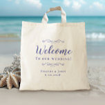 Bolsa Tote Boas-vindas Elegante Favorece o Periwinkle<br><div class="desc">Um clássico e elegante saco de favoritos para convidados de casamento apresenta um design de chic em azul-piscadela de tendências em um plano de fundo transparente que mostra o material e a cor de fundo natural. Este design moderno simples fornece sofisticação eterno e clássica. Personalize os nomes do casal e...</div>