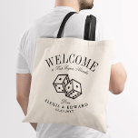 Bolsa Tote Boas-vindas personalizadas do Roll de Dados de Las<br><div class="desc">Um conjunto único de sacos de tote personalizados adaptado ao seu casamento de destino estilo Vegas. Apresenta um texto de boas-vindas seguido do nome do local ou da pessoa que recebe o saco. Sob isso estão dois dados pretos rolantes. Todos os elementos deste design são personalizáveis usando a função personalizar....</div>
