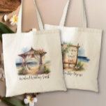 Bolsa Tote Boas-vindas personalizadas do Weekend Beach<br><div class="desc">A praia temia casamento personalizado no fim de semana bem-vindo para os convidados. Esta charmosa design apresenta uma cena aquosa de uma cerimônia de casamento de madeira pagoda, em uma praia oceânica, embebida em vozes e flores tropicais. Por outro lado, há um sinal de boas-vindas rústico de boho, que você...</div>